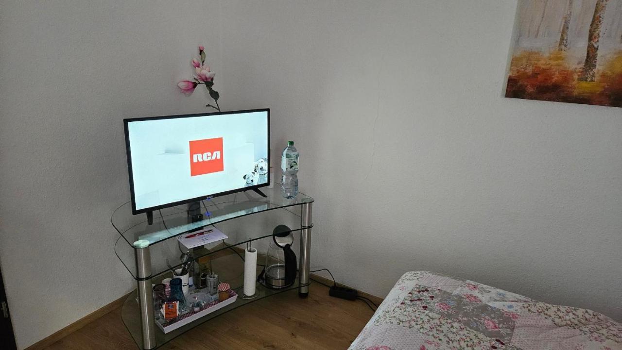 Ferienzimmer Bei Thomas - Gemuetliches Schlaf- Und Wohnzimmer Mit Modernem Bad ウルム エクステリア 写真